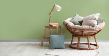 Koltuğun üzerinde lamba ve yastıklar olan oturma odasının içinde. Tasarım için pankart