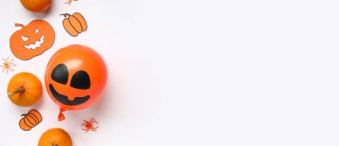 Komik Cadılar Bayramı balonu, beyaz arka planda balkabakları ve örümcekler ve metin için boşluk