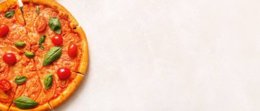 Hafif arka planda leziz vejetaryen pizza, metin için yer, üst görünüm