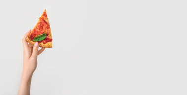 Açık arkaplanda lezzetli bir pizza dilimi ve metin için yer var.