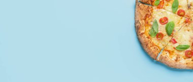 Açık mavi zemin üzerinde leziz vejetaryen pizza, metin için yer, üst görünüm