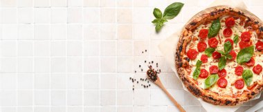 Hafif arka planda leziz vejetaryen pizza, metin için yer, üst görünüm