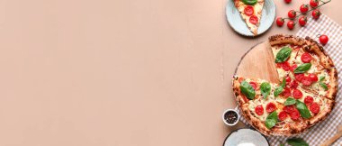 Bej arka planda lezzetli vejetaryen pizzayla kompozisyon, yazı için boşluk, üst görünüm