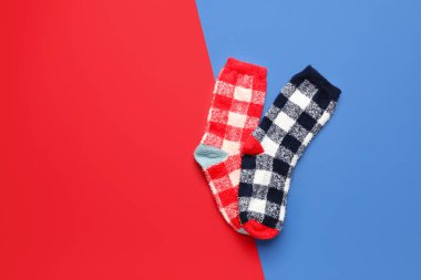 Renkli arka planda bir çift sıcak çorap