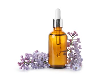 Beyaz arka planda güzel leylak çiçekleri olan bir şişe kozmetik yağı.