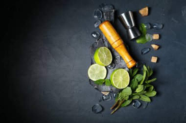 Havan topu, koyu arkaplanda mojito hazırlamak için bardak ve malzemeleri ölç.