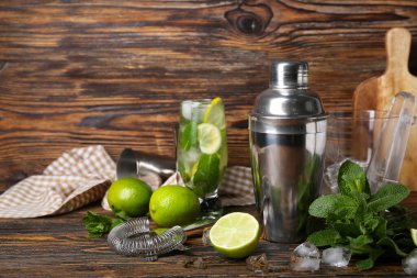 Tahta arka planda mojito hazırlamak için gereken malzemeler.