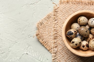 Arka planda taze bıldırcın yumurtalı kase, yakın plan.