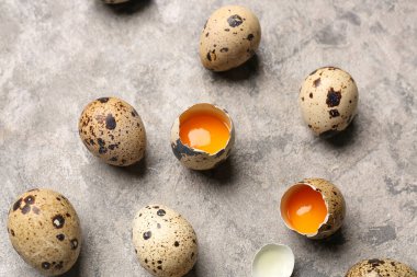 Arka planda taze bıldırcın yumurtaları.