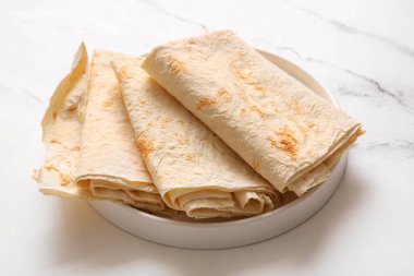 Beyaz mermer zemin üzerinde taze lavaş tabakası