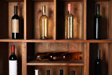 Şarap şişeleriyle ahşap depolama standı
