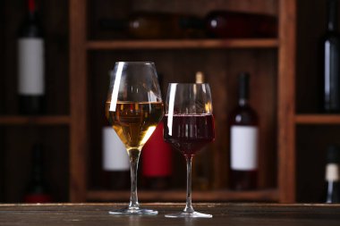 Mahzendeki masada nefis şaraplar.