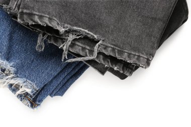 Beyaz arka planda farklı şık kot pantolonlar