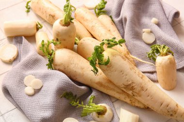 Beyaz karo zemin üzerinde taze turplar