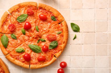 Bej kaplama arkaplanda lezzetli pizza margaritası.