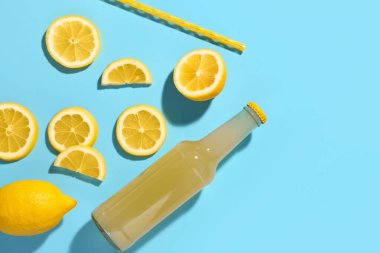 Mavi arka planda taze soda ve limonlu kompozisyon