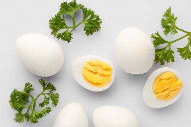 Beyaz arka planda maydanozlu haşlanmış bıldırcın yumurtası.