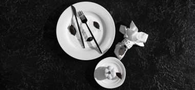 Siyah arkaplanda düşen yapraklarla sonbahar tablosu