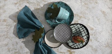 Grunge arka planında sonbahar yaprakları olan güzel masa ayarları