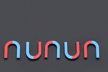 Siyah zemin üzerinde at nalı şekilli mıknatıslar