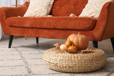 Balkabaklı Rattan pouf ve sonbahar yaprakları odada
