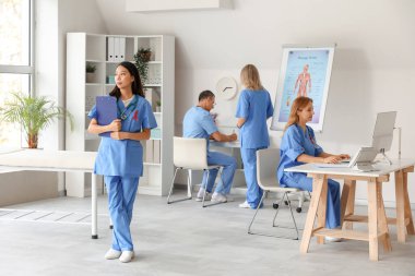 Klinikte çalışan kırmızı kurdeleli bir grup doktor. Dünya AIDS Günü konsepti