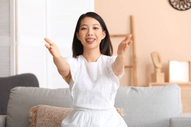 Güzel genç Asyalı kadın kollarını açıp sarılmak istiyor.