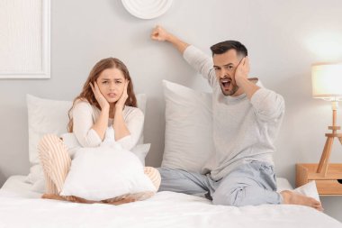 Genç çift yatak odasındaki gürültücü komşulardan muzdarip.