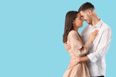 Mavi arka planda mutlu genç bir çift