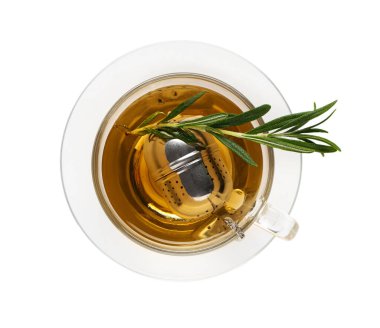 Beyaz arka planda bir bardak sıcak biberiye çayı.