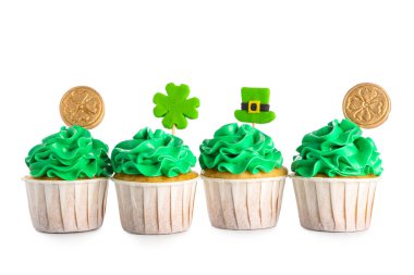 Beyaz arka planda Aziz Patrick Günü için lezzetli yeşil kekler.