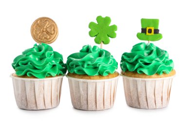 Beyaz arka planda Aziz Patrick Günü için lezzetli yeşil kekler.