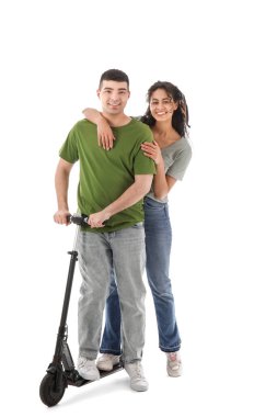 Beyaz arka planda modern elektrikli scooter kullanan mutlu genç çift.