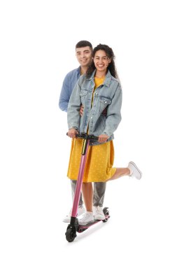 Beyaz arka planda modern elektrikli scooter kullanan güzel genç bir çift.