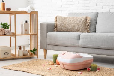 Masaj banyosu, spa malzemeleri ve odada gül yaprakları.