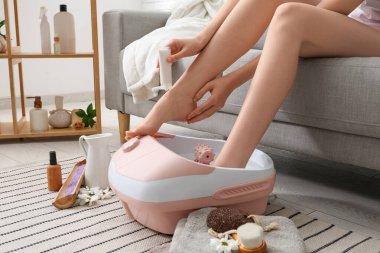 Masaj banyosu ve spa malzemeleri olan bir kadın.