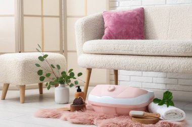 Ayak banyosu, spa aksesuarları ve okaliptüs dalları.