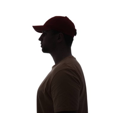 Beyaz arka planda şapkalı mutlu genç adamın silueti.