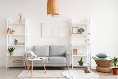 Modern oturma odasının içinde yumuşak terlikler.