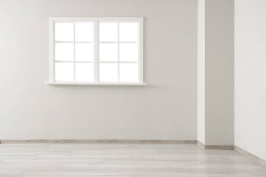 Pencereli ve katlı boş odayı görüntüle