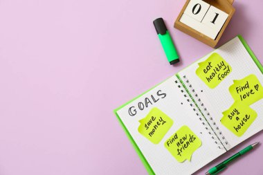 Leylak arkaplan üzerine planlar, defter ve takvim yapmak için yapışkan notlar. Yeni yıl hedefleri kavramı