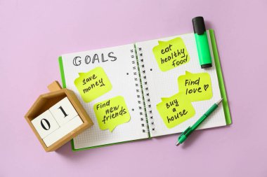 Leylak arkaplan üzerine planlar, defter ve takvim yapmak için yapışkan notlar. Yeni yıl hedefleri kavramı