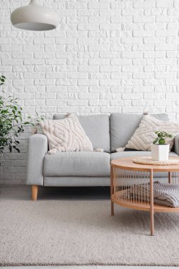 Rahat kanepesi, yastığı ve kahve masası olan şık bir oturma odası.