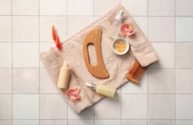 Guasha ahşap masaj aletli kompozisyon ve hafif fayanslı banyo malzemeleri