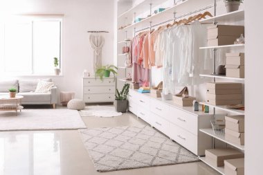 Şık giysileri ve aksesuarları olan büyük bir gardırop.