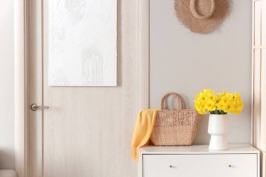 Salonun içi şık. Çekmeceler ve kapılar var.