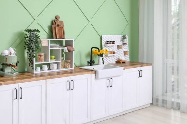 Beyaz tezgahlı şık bir mutfak.