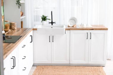 Modern mutfak, şık lavabo ve mutfak gereçleri.