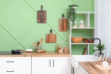 Modern mutfağın içinde lavabo ve soba var.