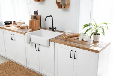 Beyaz tezgahlı, aydınlık, modern mutfağın içi.